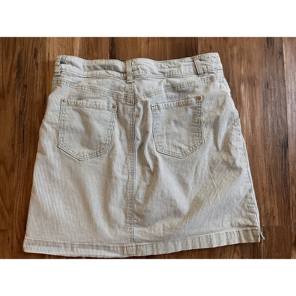 Westport Woman's Skort Blue White Railroad Pinstripe Denim Pockets Size 10 - Picture 3 of 5